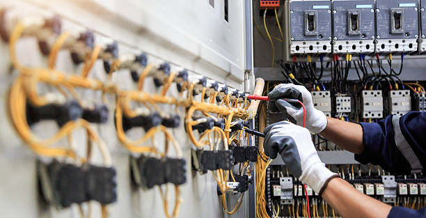 Professional Electrician technician working in Ocala Estates, FL